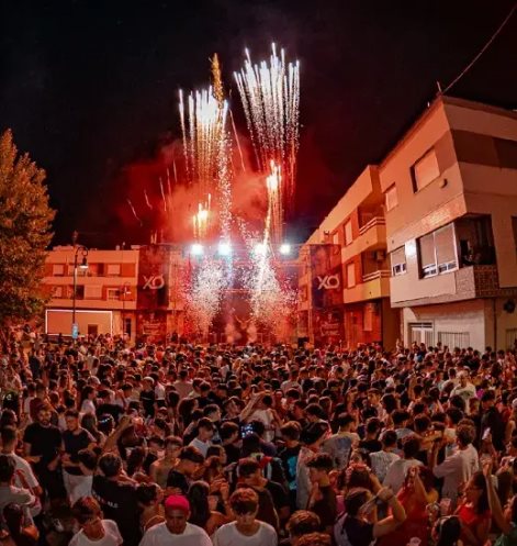 Macrodiscomóvil con chispas de fuego frío en fiestas de pueblo