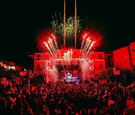 Escenario de macrodiscomóvil con fuegos artificiales ante una plaza llena