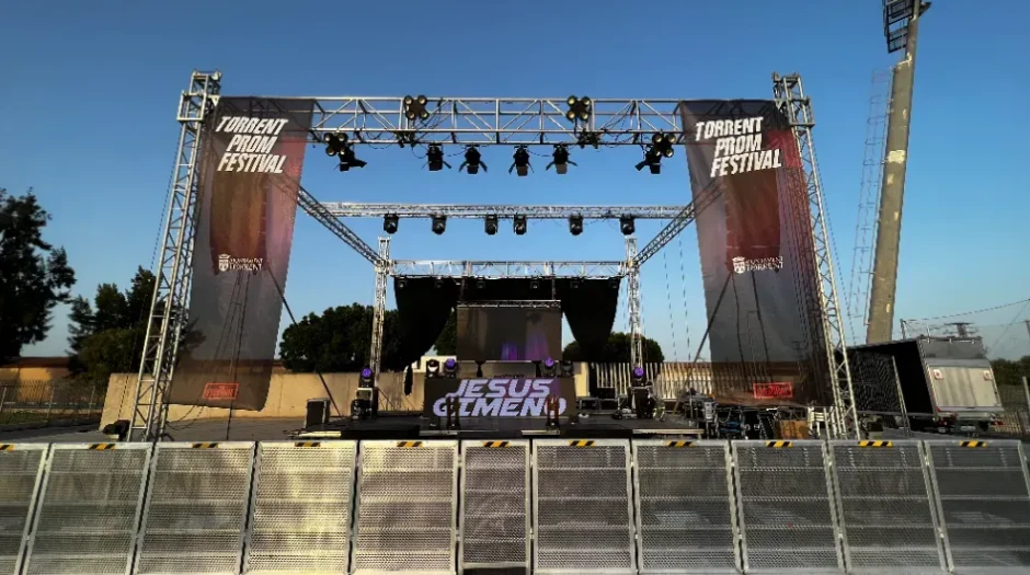 Escenario de festival con truss, focos móviles y pantalla LED central