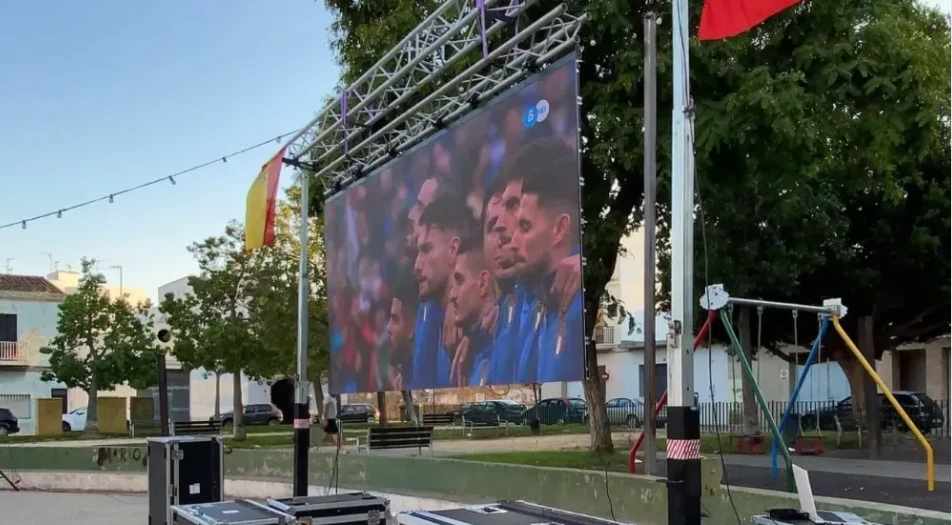 Pantalla LED de gran formato montada en un parque para retransmitir un partido