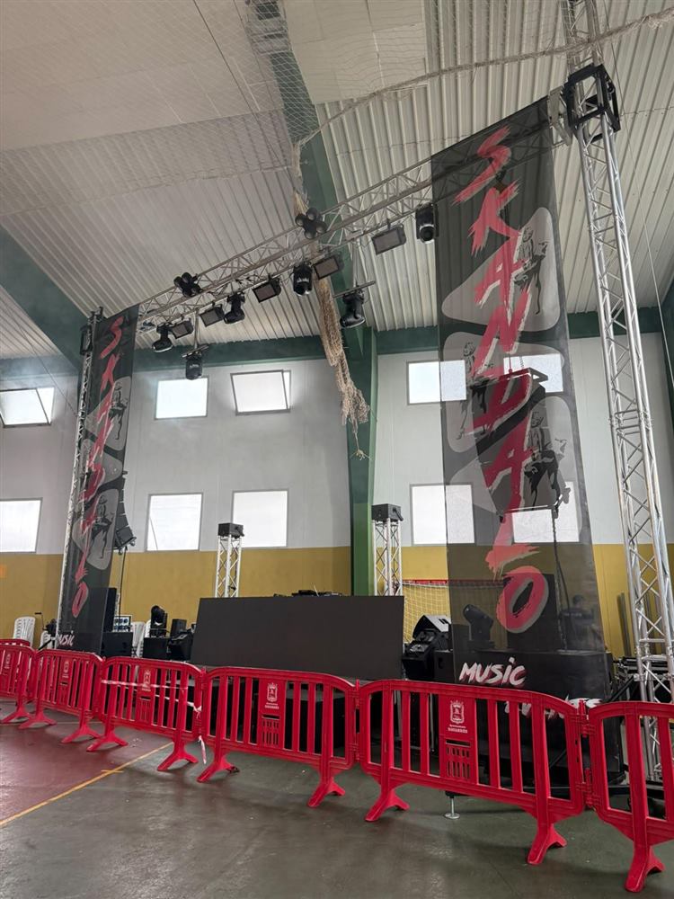 Montaje de truss con focos, altavoces y lonas de Skandalo en un pabellón deportivo